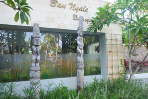 Un edificio con un letrero que dice "Bau Nyale Boutique".