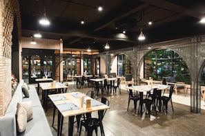Breakfast, lunch, dinner served; local and international cuisine