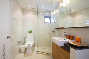 3-Bedroom Suite | Bathroom | Combined shower/bathtub, deep-soaking bathtub, free toiletries - Baan Sawasdee (Bangkok)