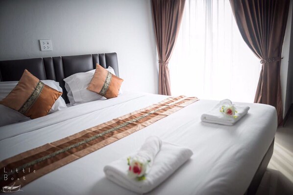 King Room with Balcony (Room No.1) | Bureau, lits pliants/supplémentaires, Wi-Fi gratuit