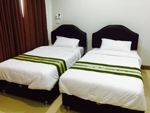 Standard Twin Room No Balcony (Room No.4) | Phòng tắm | Buồng tắm vòi sen, đồ dùng nhà tắm miễn phí, khăn tắm