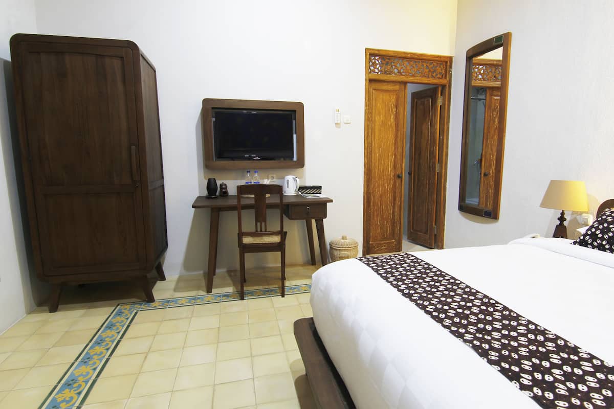 In-room safe, desk, soundproofing, iron/ironing board