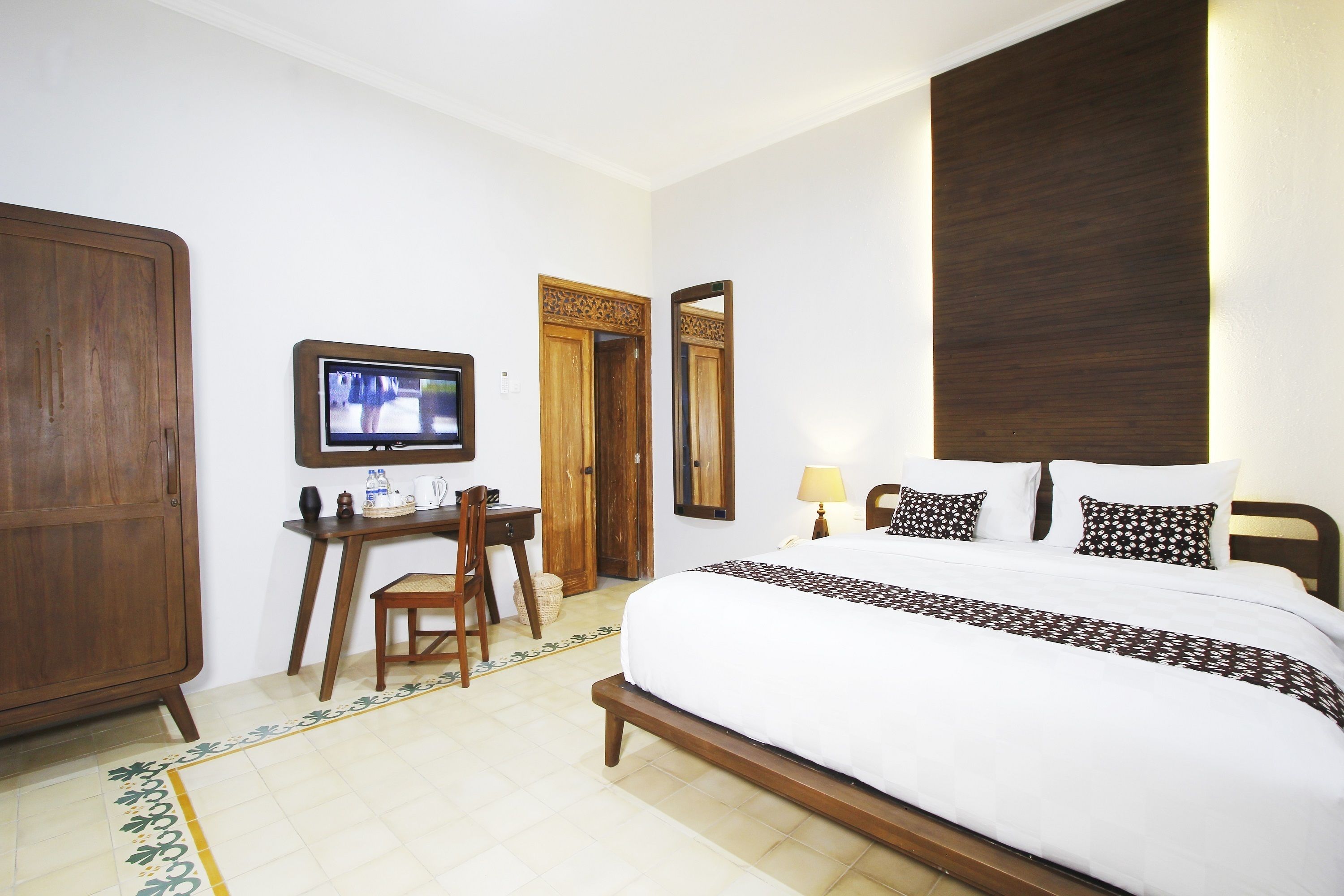 Deluxe Double Room | In-room safe, desk, soundproofing, iron/ironing board (on request)