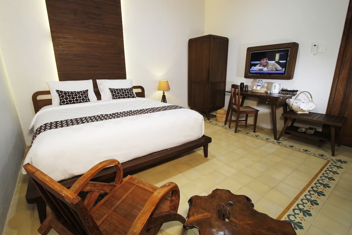 In-room safe, desk, soundproofing, iron/ironing board