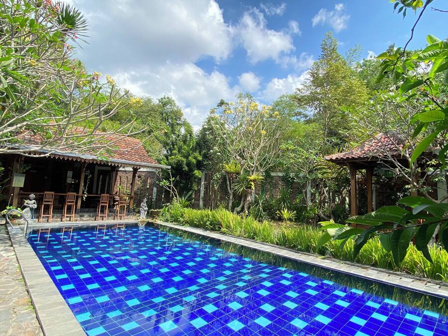Una piscina al aire libre