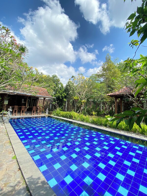 Outdoor pool - Joglo Mandapa Boutique Hotel & Resto (Kasihan)