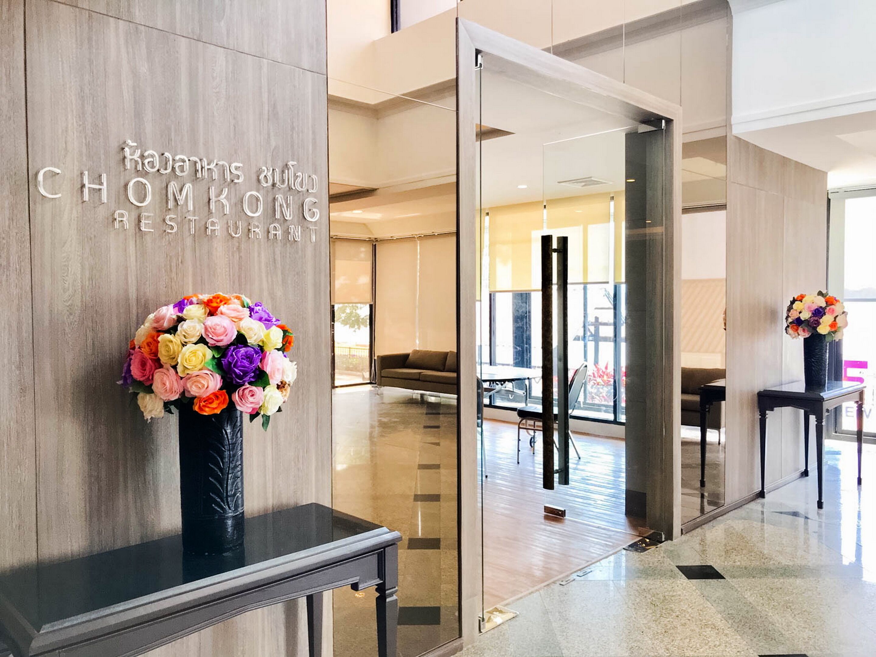 2 restaurants, breakfast, lunch, dinner served; Thai cuisine