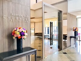 2 restaurants, breakfast, lunch, dinner served; Thai cuisine