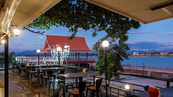 2 restaurantes, se sirven desayunos, comidas, cenas y cocina tailandesa