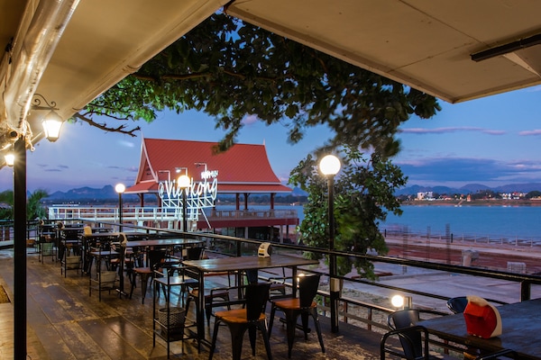 2 restaurants, breakfast, lunch, dinner served; Thai cuisine