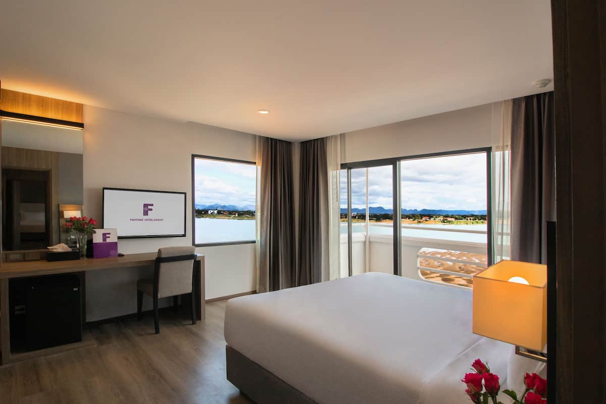 Suite Room with River View | Caja de seguridad en la habitación, escritorio y wifi gratis