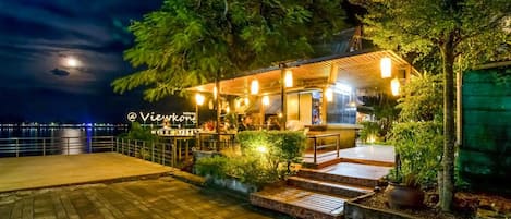 2 restaurantes, se sirven desayunos, comidas, cenas y cocina tailandesa