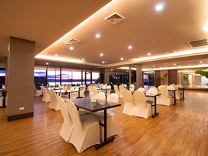 2 restaurants, breakfast, lunch, dinner served; Thai cuisine