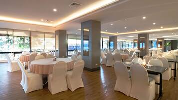 2 restaurants, breakfast, lunch, dinner served; Thai cuisine