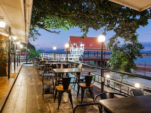 2 restaurants, breakfast, lunch, dinner served; Thai cuisine