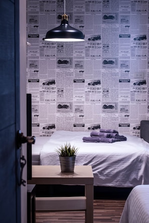 Habitación cuádruple Deluxe, 1 cama doble con sofá cama | Cortinas opacas, cunas (de pago), camas supletorias y wifi gratis