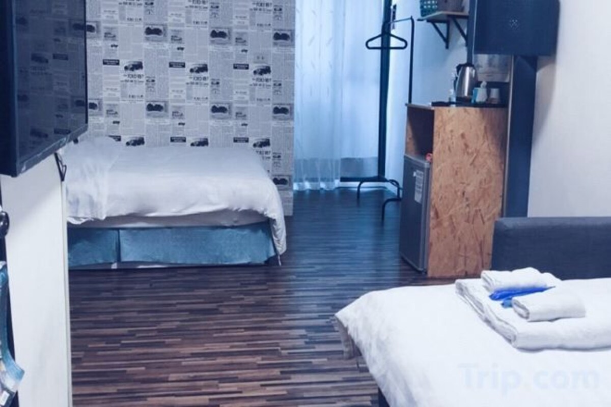 Blackout curtains, cots/infant beds, rollaway beds, free WiFi