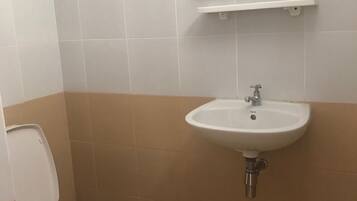 Shower, free toiletries, towels