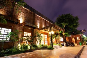 Boendets fasad - kväll/natt