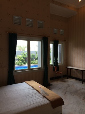 5 bedrooms, premium bedding, desk, free WiFi