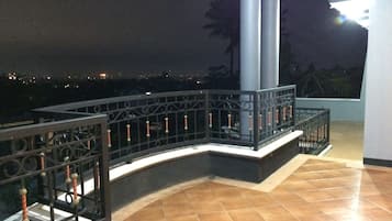 Villa, 5 Bedrooms | Terrace/patio