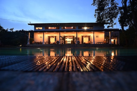 Exterior. Leaf Watagala