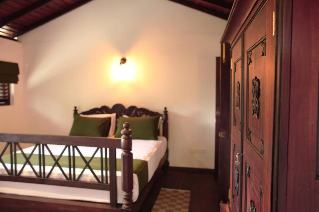 Une chambre à coucher avec un lit en bois, une table de chevet et une armoire.
