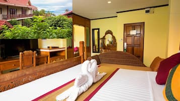 Oriental Deluxe Family | Minibar, in-room safe, desk, free WiFi