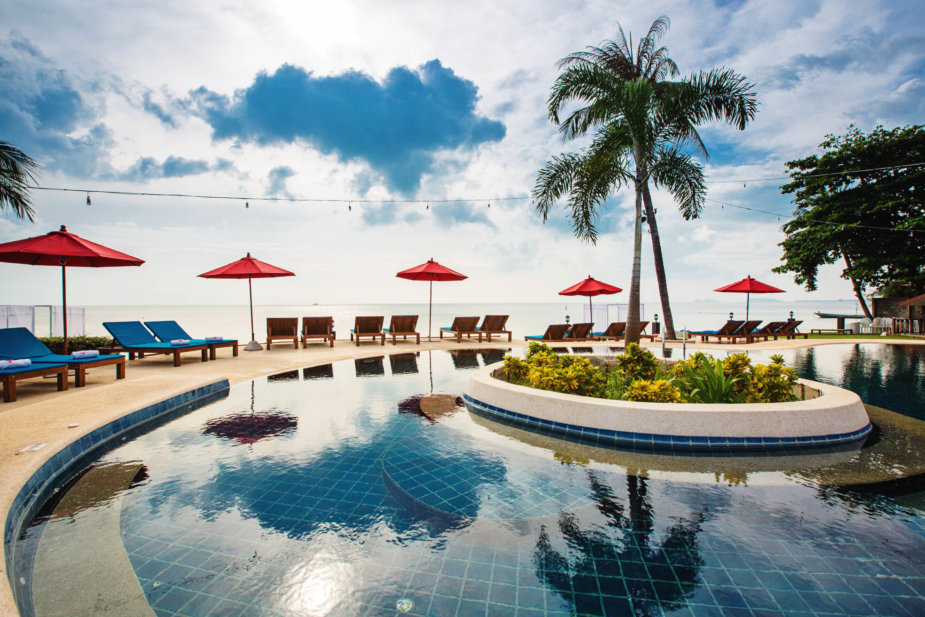 2 室外游泳池，池畔遮阳伞，日光浴躺椅