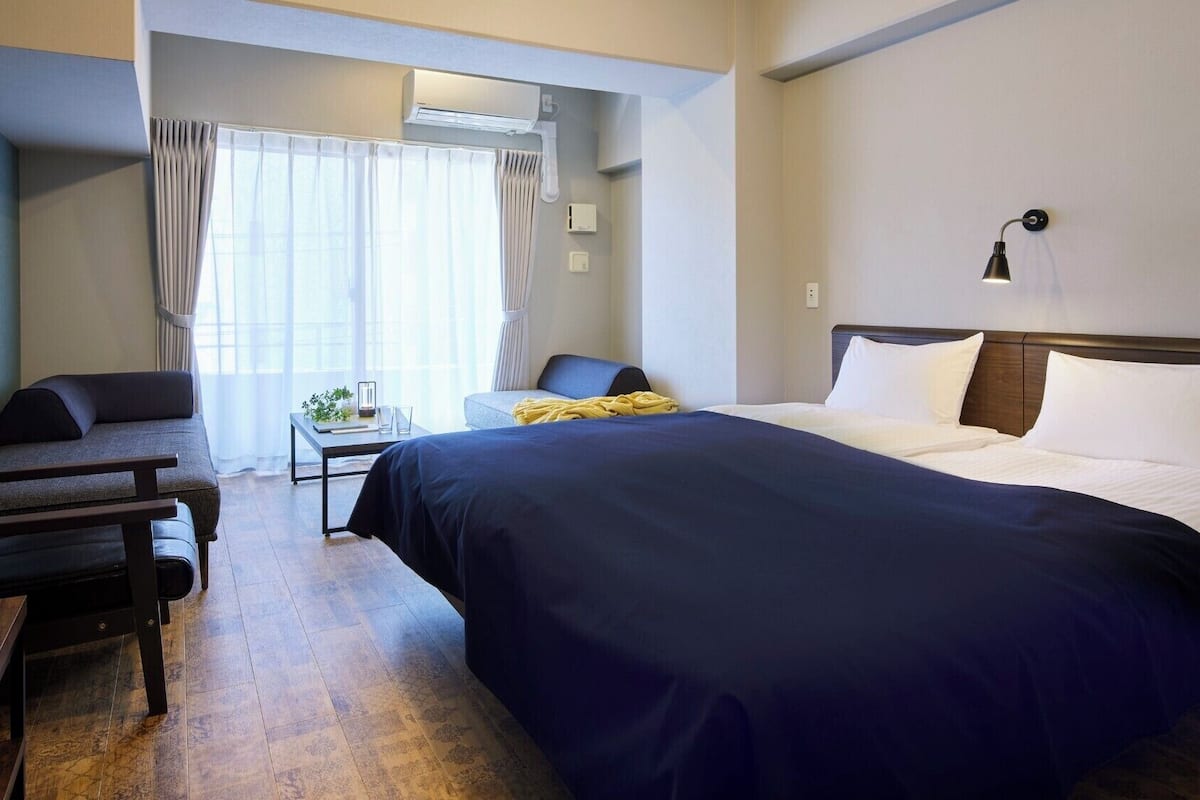 Hollywood Twin | 1 bedroom, individually decorated, blackout curtains, iron/ironing board