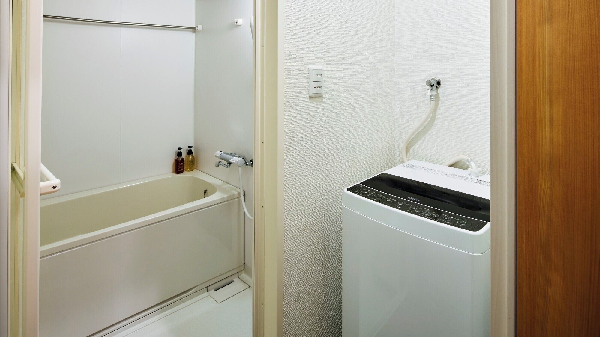 Ein Badezimmer mit Badewanne, Dusche und Toilette.