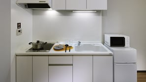 Frigorifero, microonde, bollitore elettrico, pentole/stoviglie/utensili