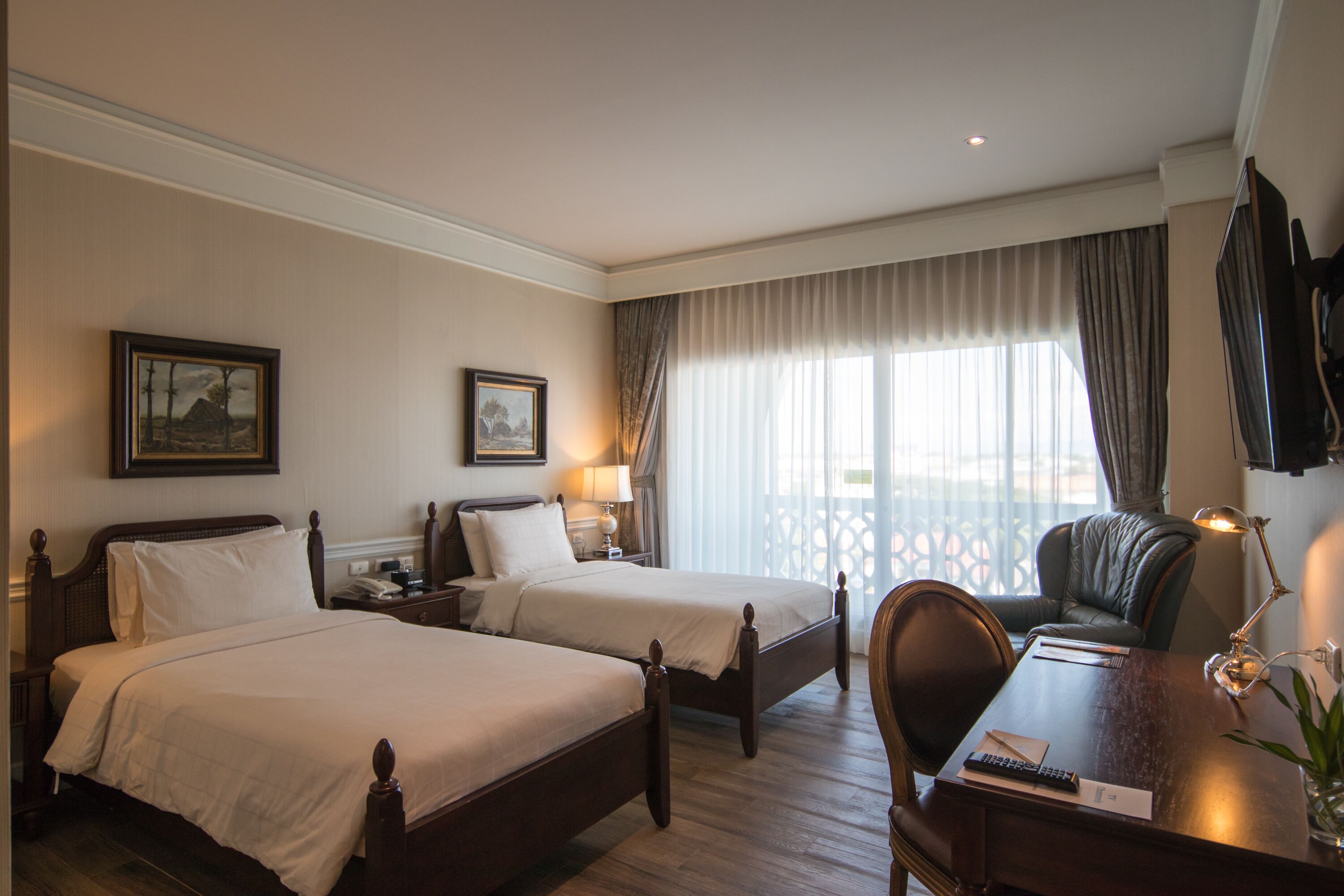 deluxe king room | 1 bedroom, minibar, in-room safe, desk