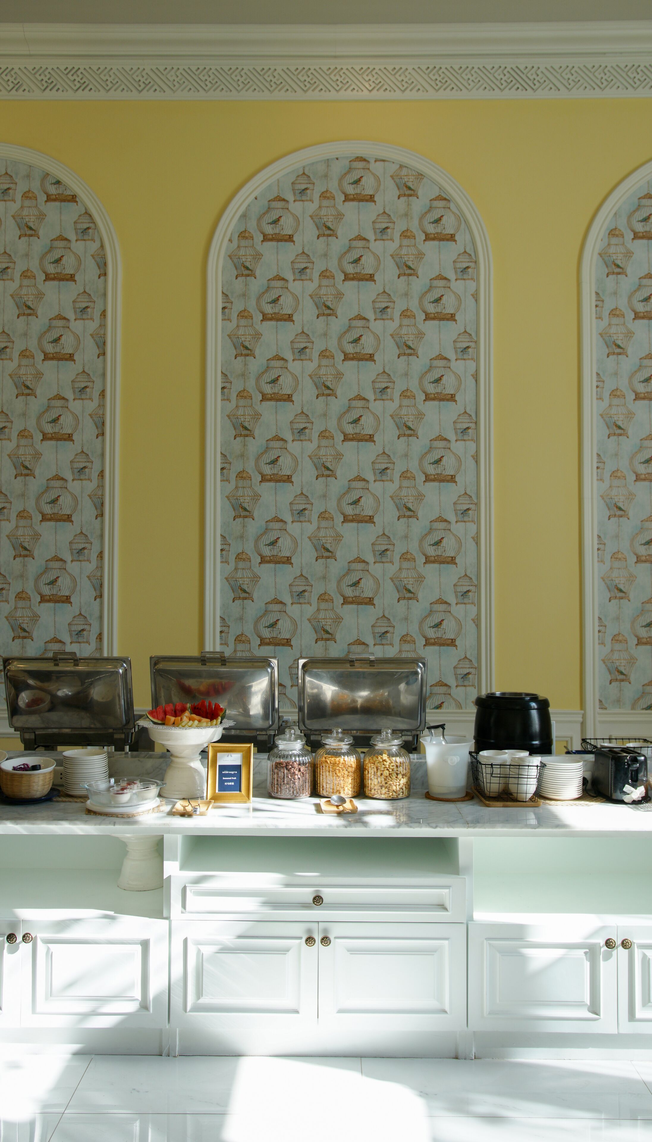 Un buffet per la colazione con diversi cibi e stoviglie.