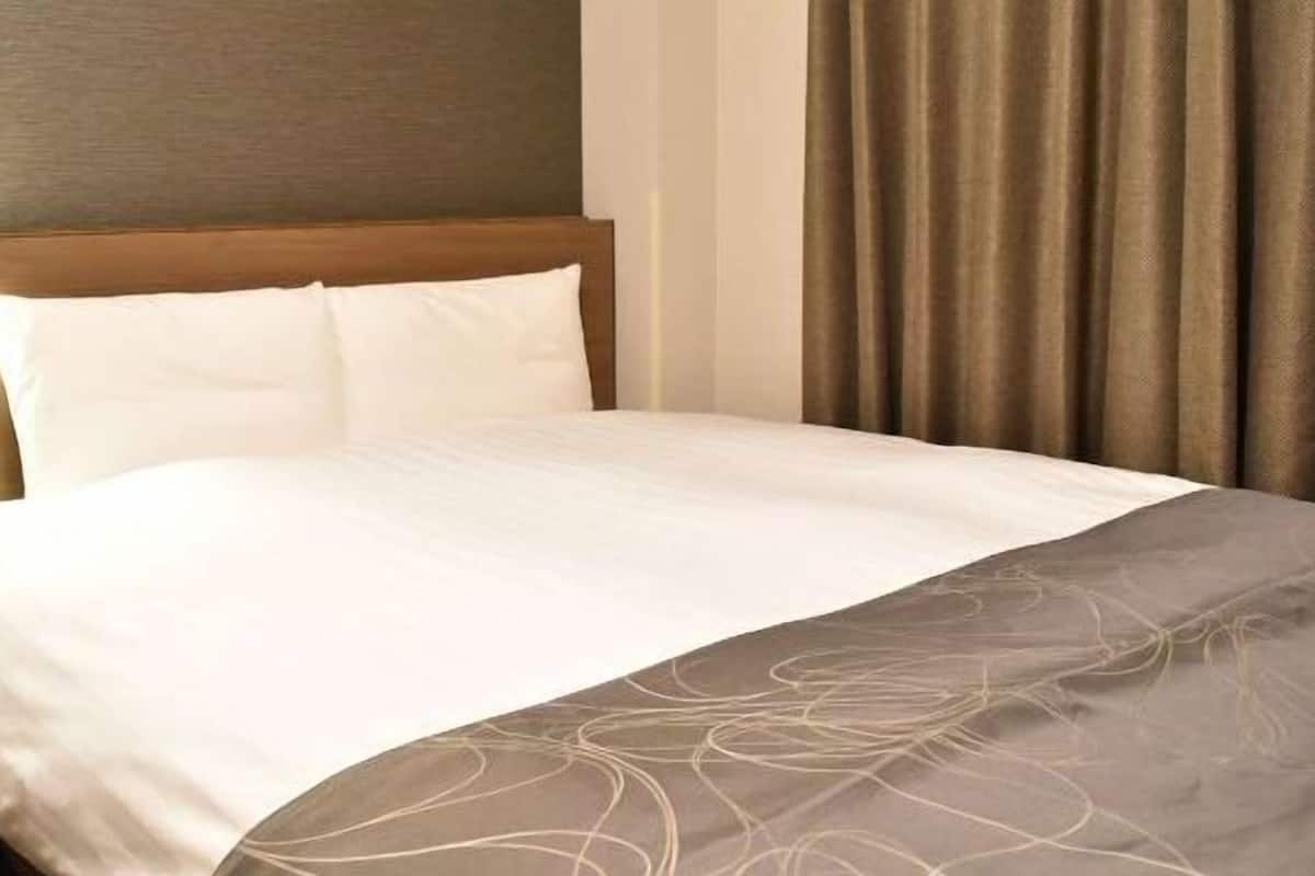 In-room safe, desk, free WiFi