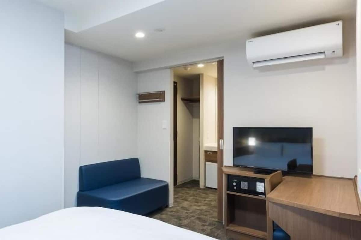 In-room safe, desk, WiFi (free)