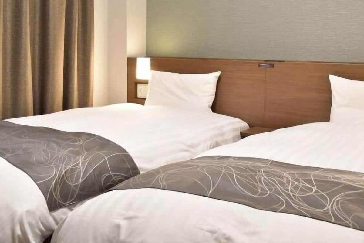 In-room safe, desk, WiFi (free)