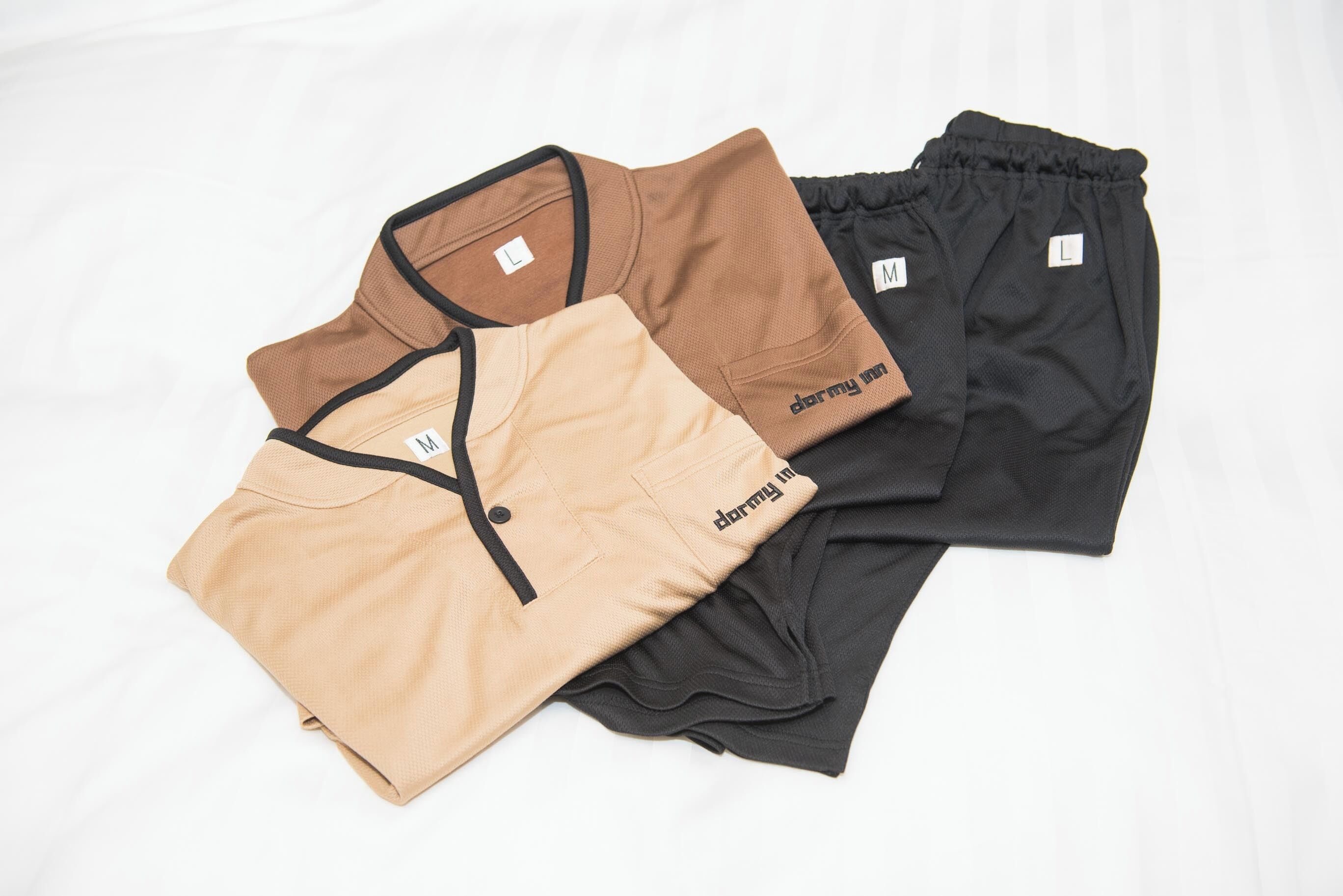 Trois paires de shorts de couleurs et de tailles différentes.