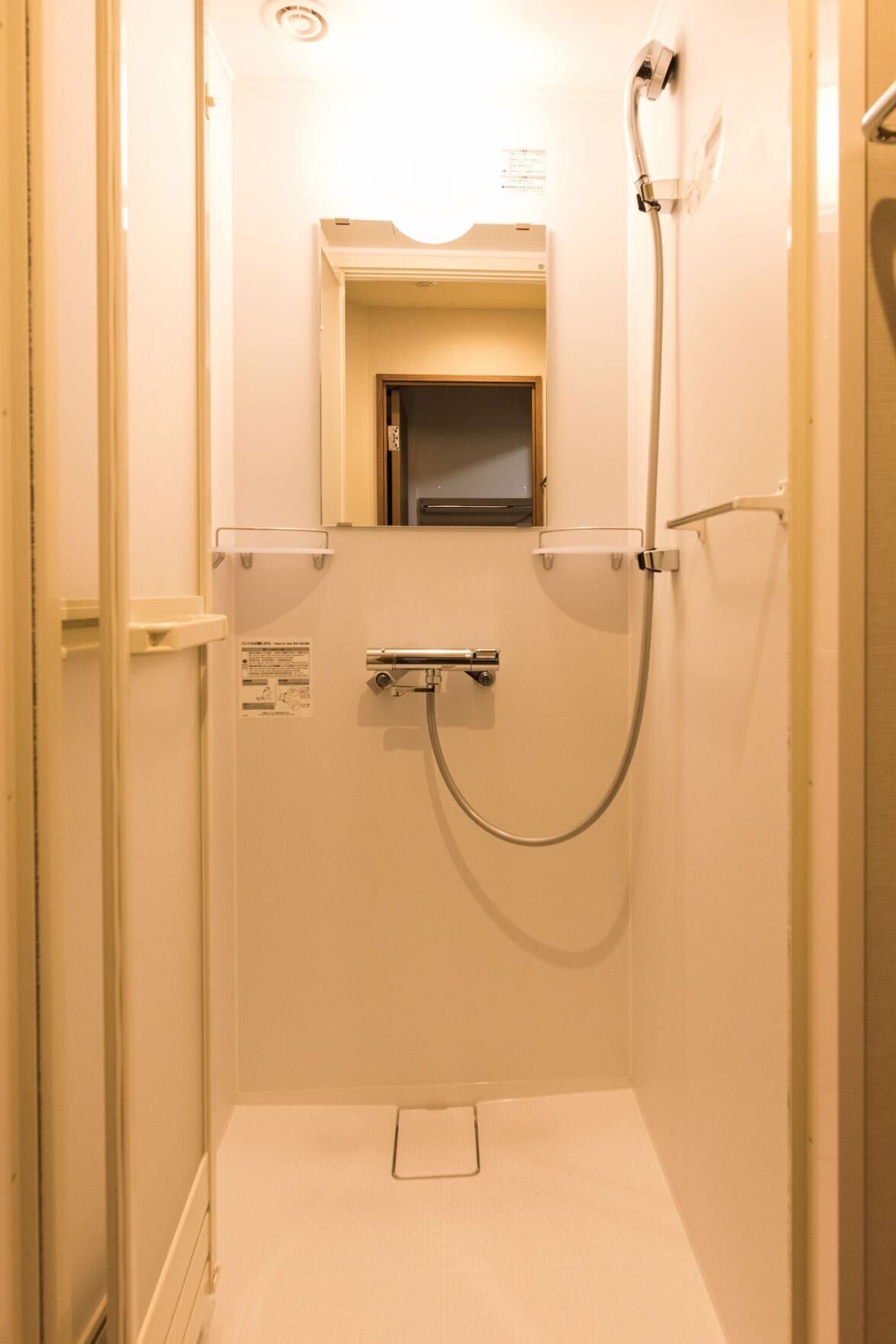 Ducha, artículos de tocador gratuitos, secador de pelo, pantuflas