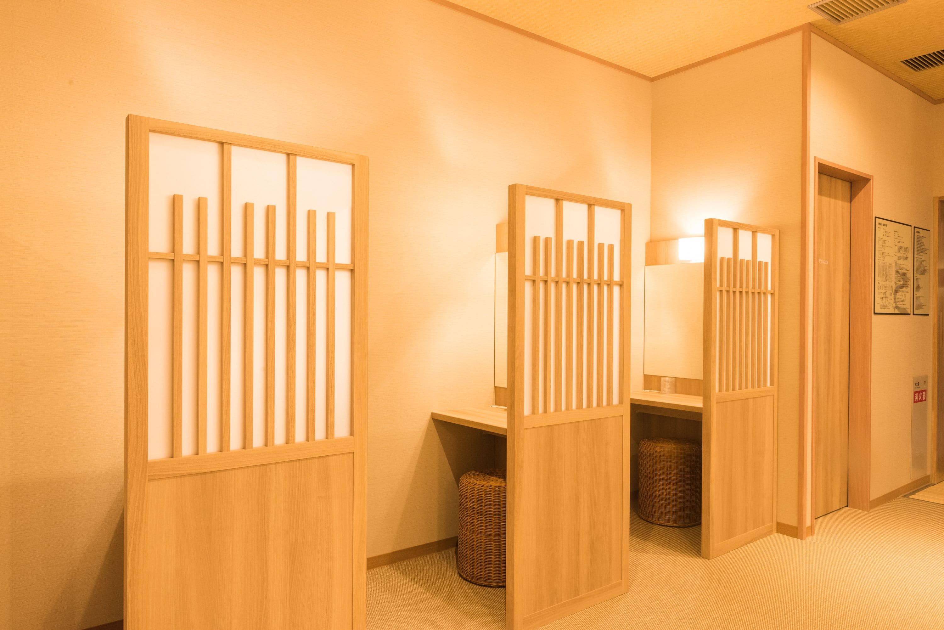 A hallway with wooden partitions and a basket.