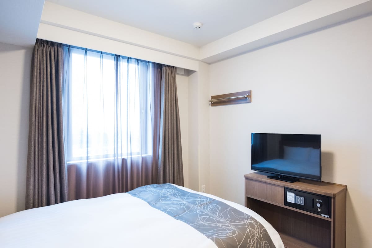 In-room safe, desk, WiFi (free)