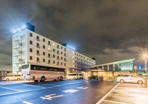 Fassade der Unterkunft – Abend/Nacht