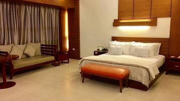 Executive Suite | Desk, free WiFi