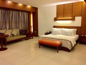 Executive Suite | Desk, free WiFi