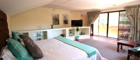 高級寝具、客室ごとに異なる装飾、客室ごとに異なるインテリア、デスク