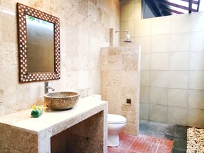 Habitación estándar | Baño | Regadera, amenidades de baño gratuitas, toallas 