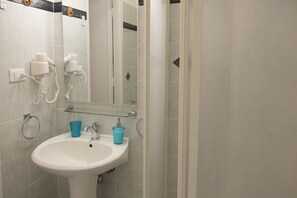 Habitación Confort, 1 cama matrimonial | Baño | Regadera, amenidades de baño gratuitas, secadora de cabello, bidet 