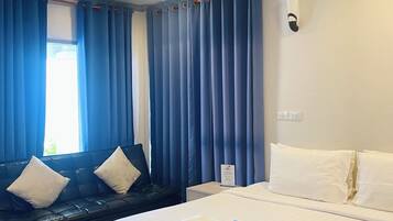 Minibar, caja de seguridad en la habitación, wifi gratis y ropa de cama