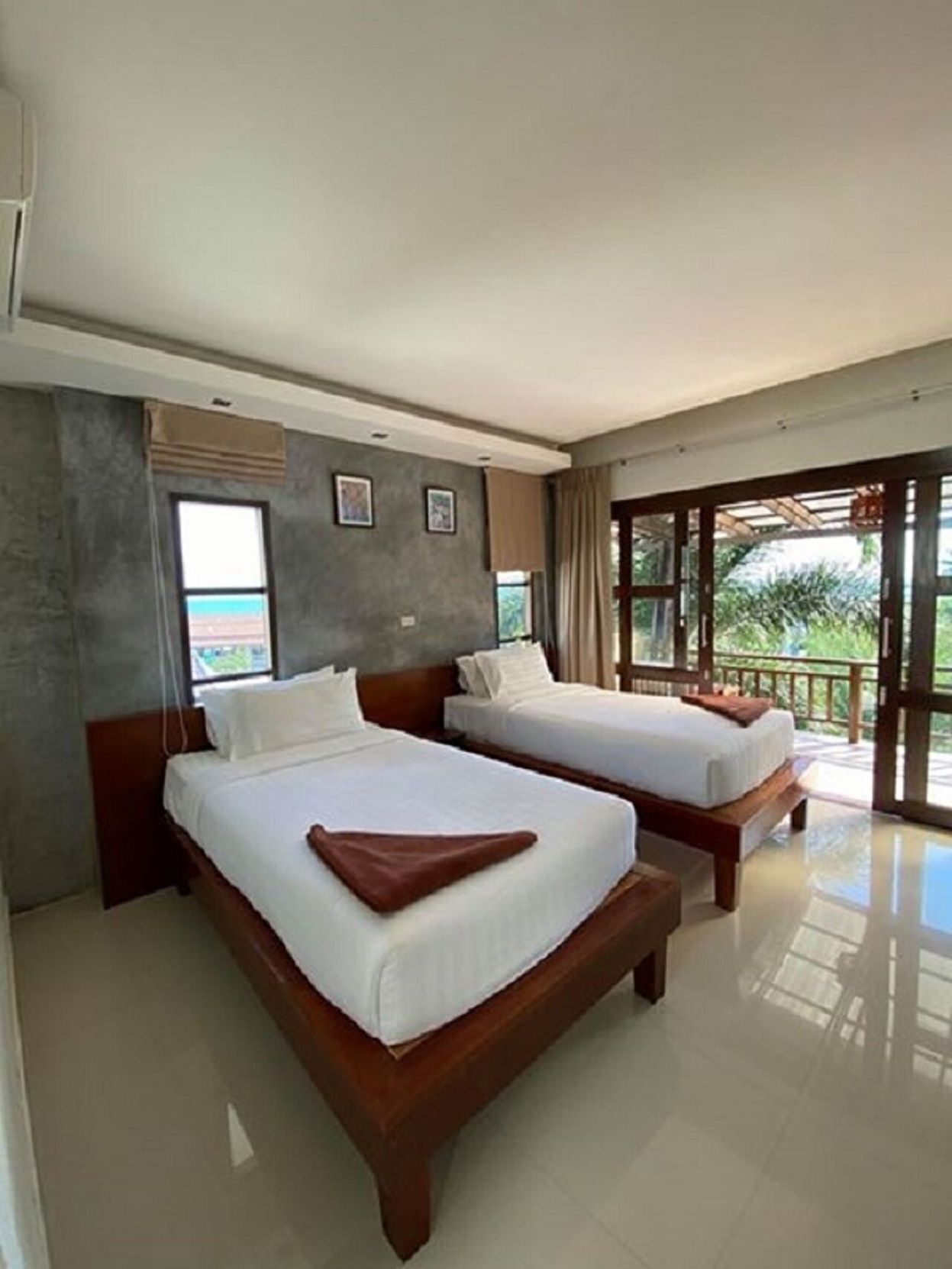 Minibar, caja de seguridad en la habitación, wifi gratis y ropa de cama 