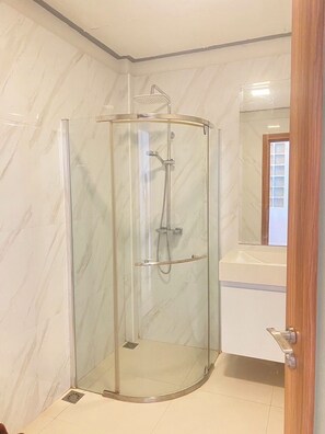 Bungalow with Sea View | Salle de bain | Douche, douche cascade, articles de toilette (gratuits)